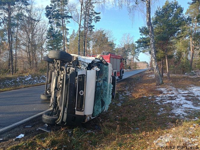 Jedlanka: Bus zderzył się z osobówką. Jedna osoba została poszkodowana