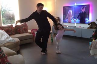 4-letnia Ines i jej tata tańczą do Chandelier