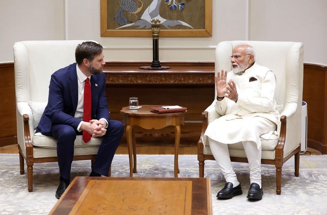 Rozmowy pokojowe w Delhi. Wiceprezydent USA Vance: Rosja i Ukraina będą musiały dokonać wymiany terytoriów.