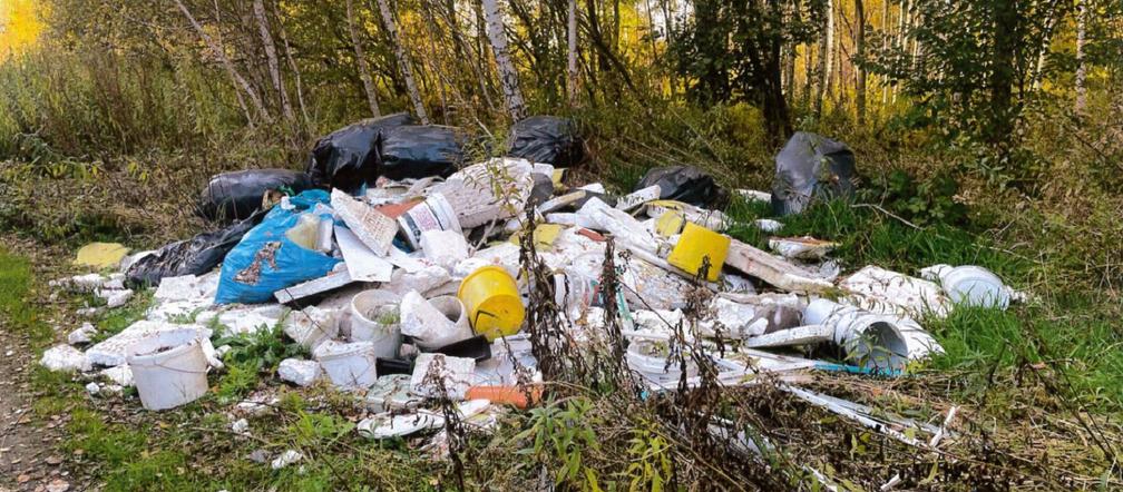 Góra śmieci na prywatnej posesji w Tarnowie. Właściciel był w szoku