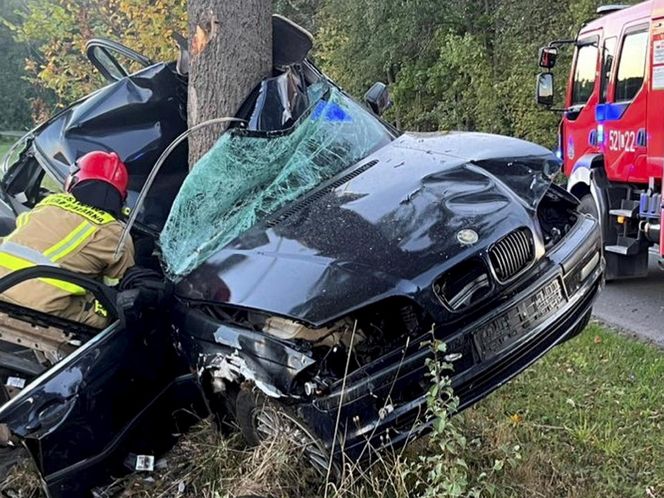 Tragiczny wypadek w Zalesiu. Nie żyje 23-letni kierowca BMW