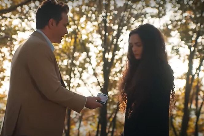 Nedim daje Nanie pieniądze i telefon i każe uciekać 