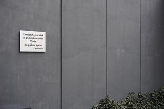 Tabliczka z podziękowaniami dla żony w patio budynku na roku ulic Górki i Głogowskiej