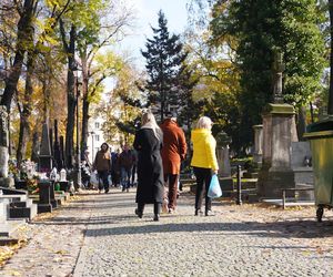 1 listopada na cmentarzu przy ul. Lipowej w Lublinie. Mieszkańcy odwiedzają groby swoich bliskich