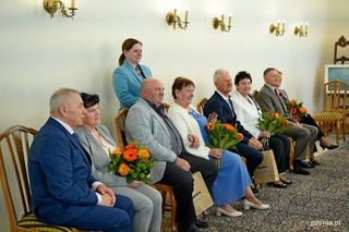 Prezydent Aleksandra Kosiorek i Agata Lipińska, zastępczyni kierownika Urzędu Stanu Cywilnego w Gdyni uhonorowały małżeństwa z długim stażem