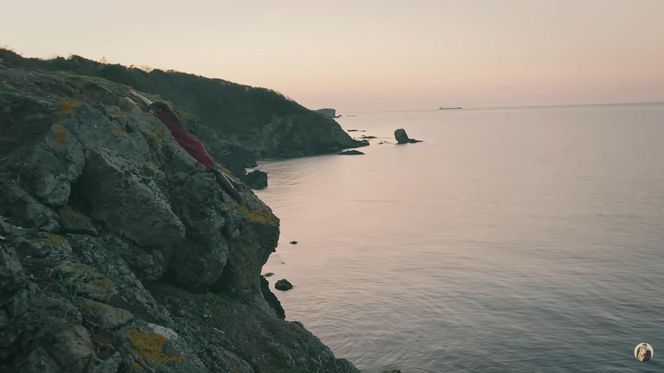 Czy Zeynep spadła z klifu?