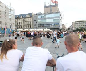 Potańcówki przed Teatrem Śląskim w Katowicach. Roztańczony Wyspiański porwał tłumy