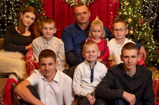 Siedmioro rodzeństwa straciło rodziców. Tata odszedł nagle. Najmłodsza dziewczynka dopiero co poszła do przedszkola