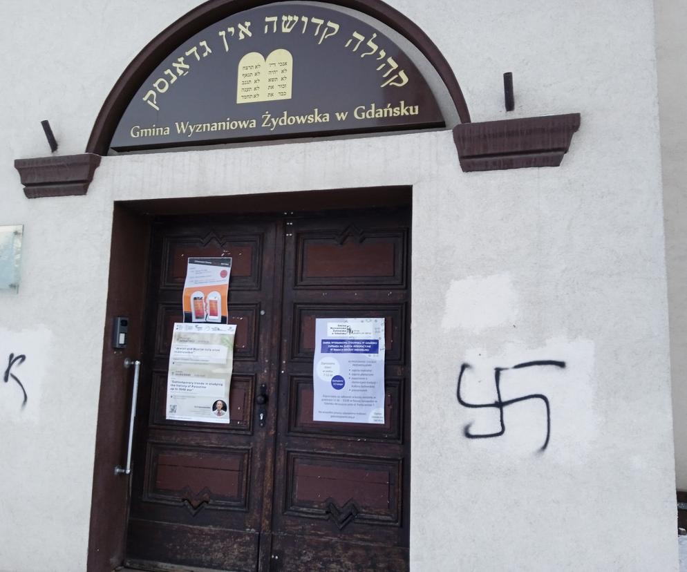 Ktoś namalował swastykę na synagodze w Gdańsku. Sprawa trafiła do ABW