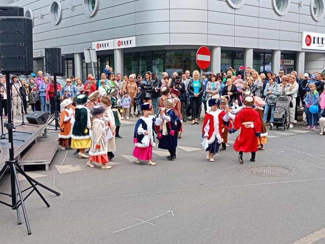 Podczas Jarmarku św. Stanisława nie zabrakło pokazów tańców ludowych 