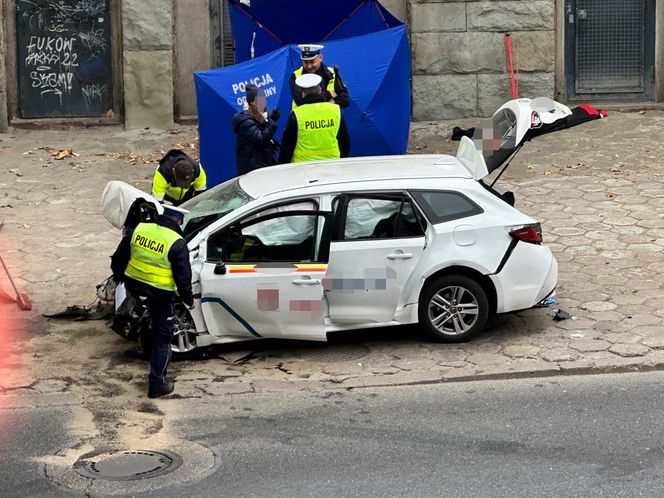 Śmiertelny wypadek w centrum Warszawy. Kierowca wjechał w ścianę tunelu