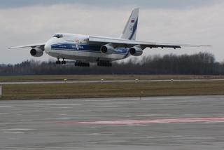 Ogromny ANTONOV An-124 Rusłan wylądował na lotnisku w Jasionce [ZDJĘCIA]