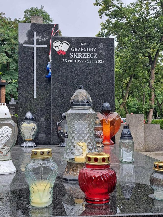 Tak teraz wygląda grób Grzegorza Skrzecza