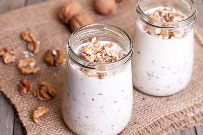 jogurt z bananem i orzechami