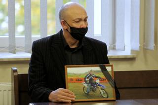 Tragiczny wypadek w Dobrym Mieście. Podczas pościgu śmiertelnie potrącił motocyklistę. Policjant usłyszał wyrok