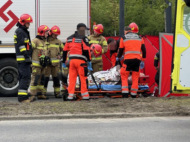 Wymusił pierwszeństwo, był wycinany z auta. Z minuty na minutę coraz gorzej się czuł