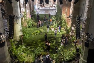  We wnętrzu gotyckiej świątyni pojawiło się 170 m² trawnika. Soczysta zieleń obrosła mury, a dawny kościół zamienił się w mikrolas