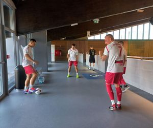 Na co dzień ratują, a dziś grają. Strażacka rywalizacja na parkiecie w Lesznie