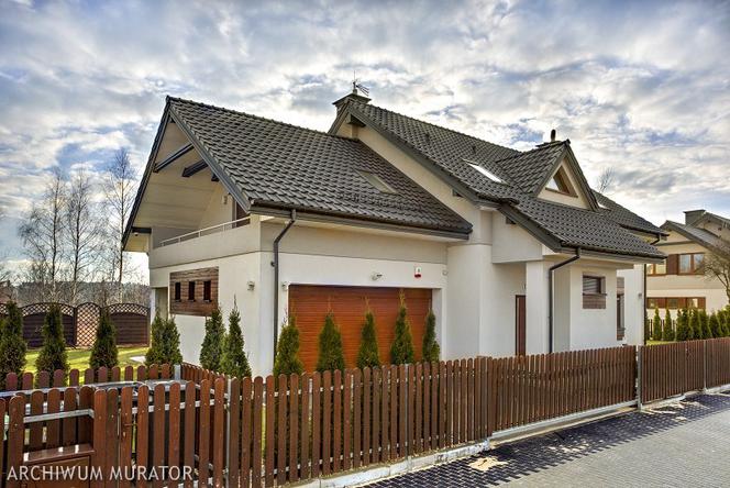 Grafitowy dach z jasną elewacją