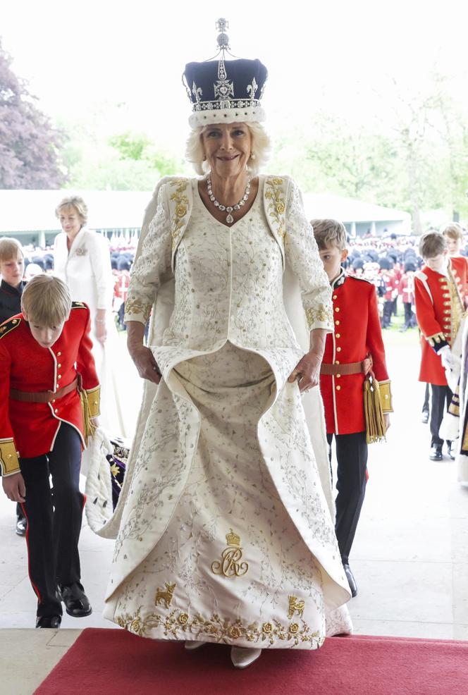 Stylizacje dla kobiet po 50-tce inspirowane królową Camillą 