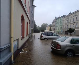 Zagrożenie powodziowe. Głuchołazy. Woda przelała się przez wały. Zalewa miasto