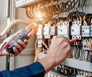 Kto przeprowadza kontrole instalacji elektrycznych w budynkach komercyjnych? 