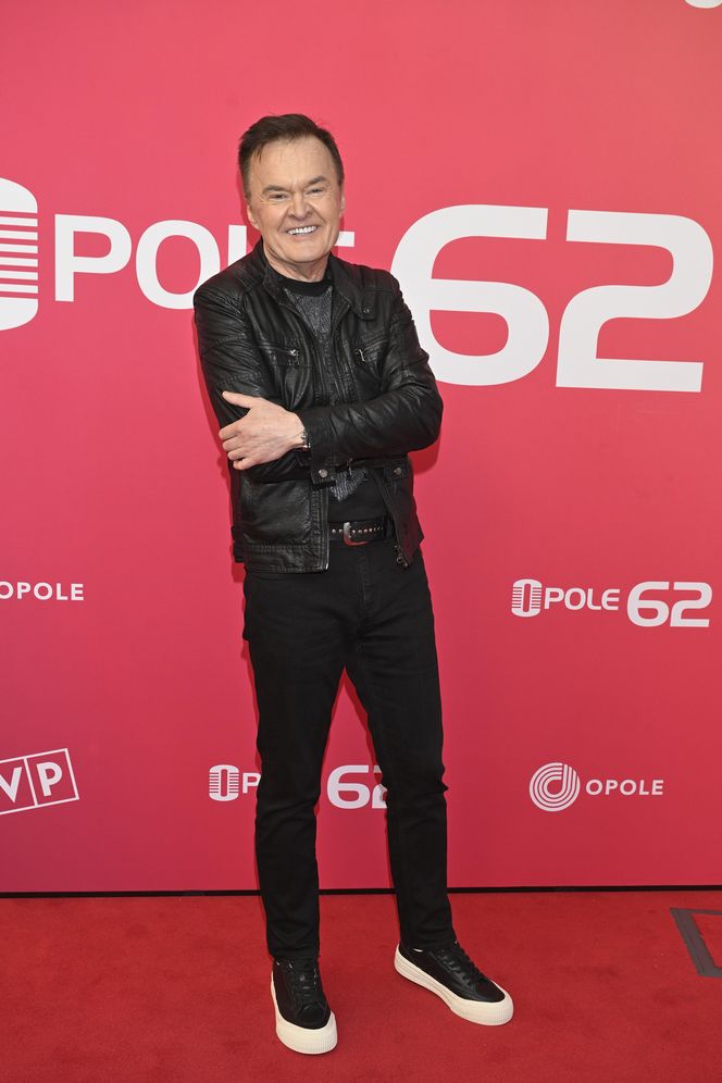 Konferencja prasowa 62. edycji Krajowego Festiwalu Polskiej Piosenki w Opolu. Tłum gwiazd na czerwonym dywanie