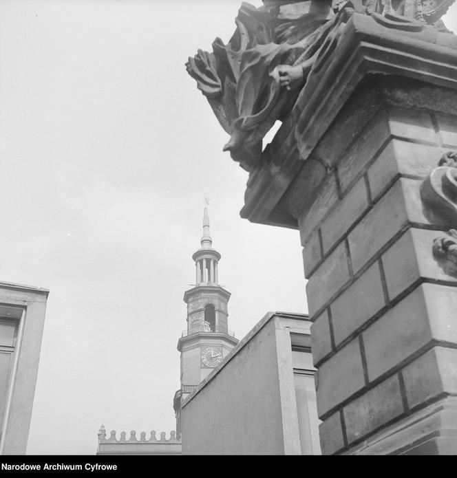 Z prawej fragment pomnika z figurą św. Jana Nepomucena. W oddali wieża ratusza.