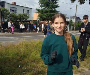 Uczniowie Siódemki w Lesznie sprzątali świat. Worki szybko zapełniały się śmieciami