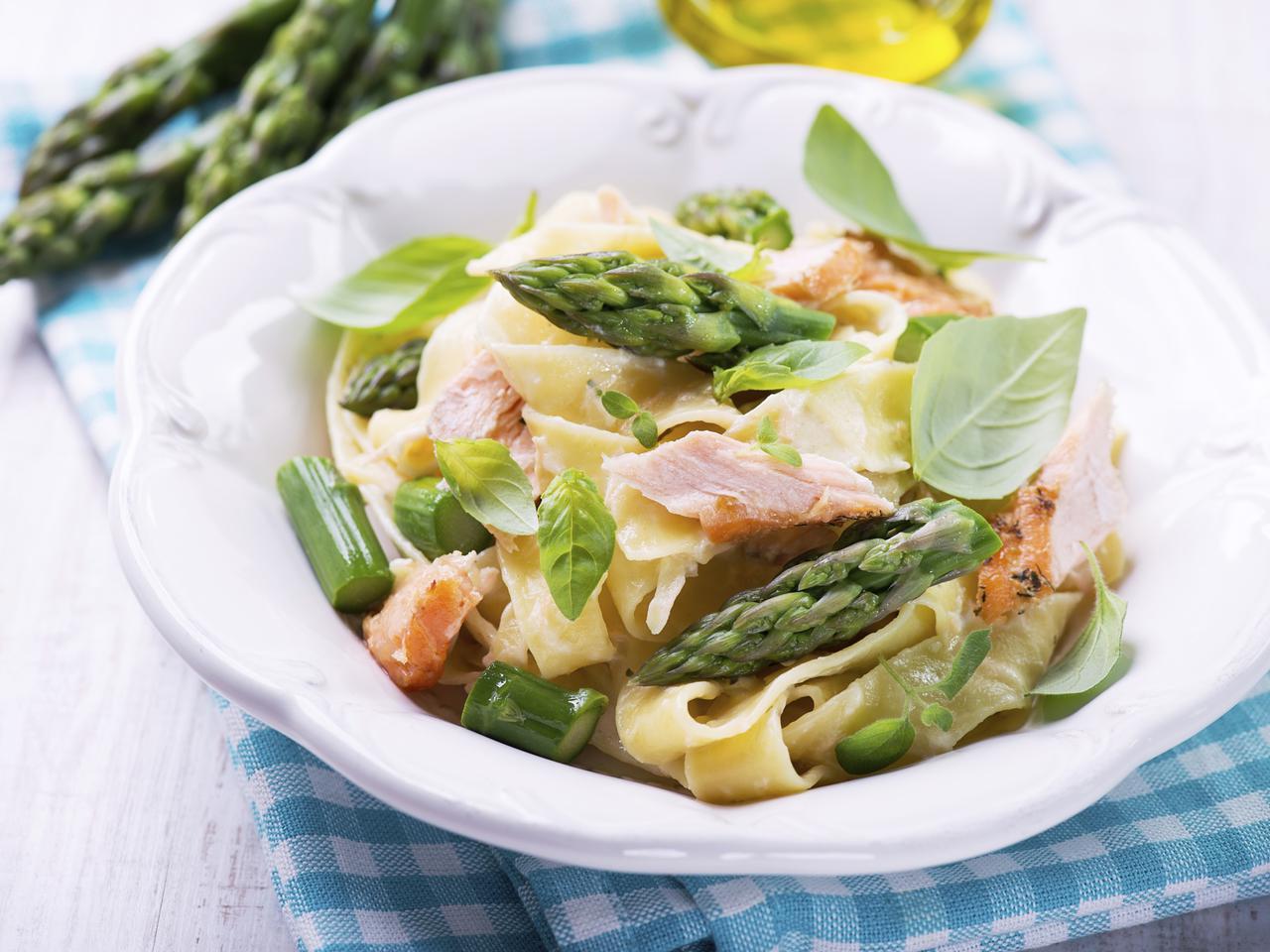 Pappardelle ze szparagami, szałwią i żółtkiem: szybki sposób na obiad