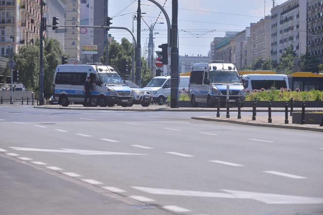 Parada Równości 2021 w Warszawie: ogromne siły policji w centrum miasta