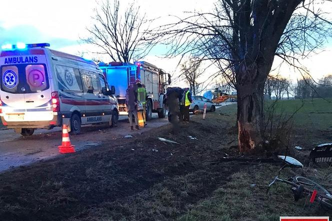 Poważny wypadek drogowy w Gustawowie. Auto roztrzaskało się na drzewie