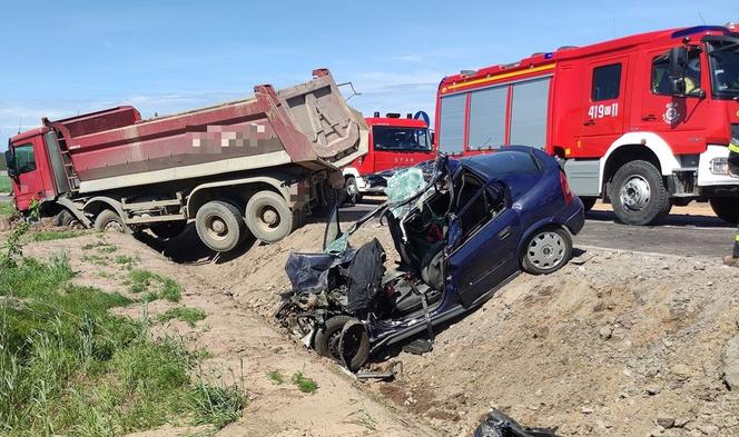 Kierowca opla zginął, pasażerka w stanie ciężkim w Warszawie! Na DK nr 7 staranowała ich ciężarówka [ZDJĘCIA]