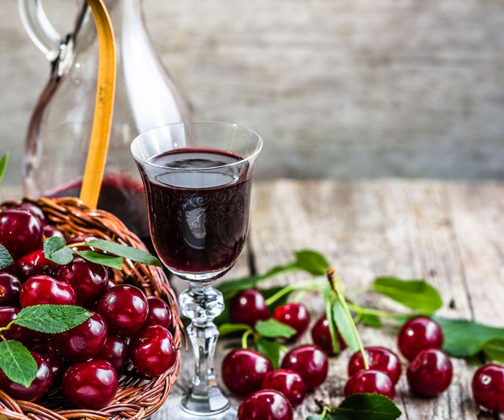 Wiśniówka na spirytusie – domowa nalewka z charakterem. Zobacz, jak zrobić mocną wiśniową nalewkę