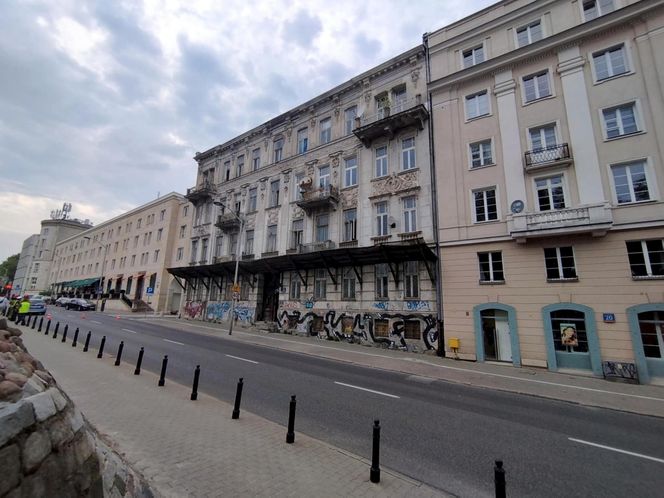 Ludzie usłyszeli huk, z okien buchnął pył. Runęła część zabytkowej kamienicy w Śródmieściu
