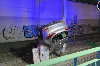 Auto spadło z kilku metrów na tory tramwajowe w Warszawie