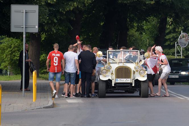 PAWEŁ SZAKIEWICZ ROLNIK Z PROGRAMU "ROLNIK SZUKA ŻONY" WZIĄŁ ŚLUB W BAZYLICE W BRANIEWIE