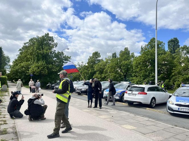 Antywojenny protest na Cmentarzu Żołnierzy Radzieckich w Warszawie