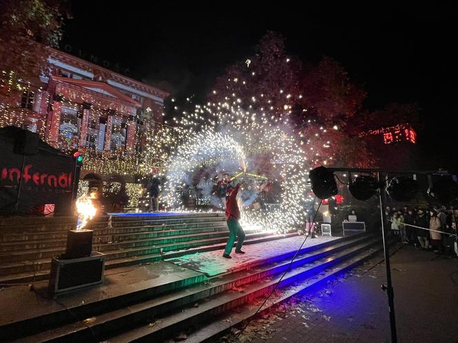 Betlejem Poznańskie 2023. Zimowe Fire Show na placu Wolności w Poznaniu