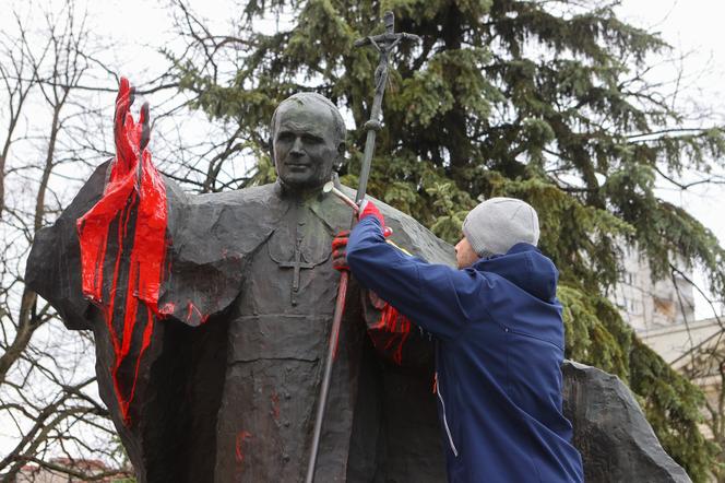 Nieznany sprawca pomalował pomnik Jana Pawła II farbą