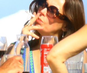 Renata Dancewicz kurzy na plaży