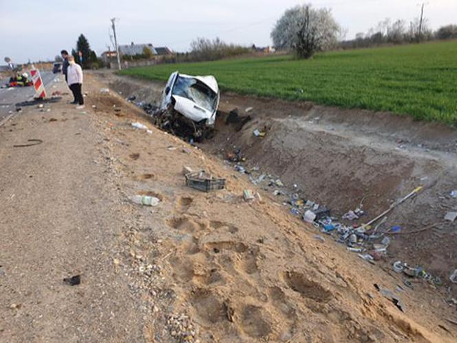 Dachowanie busa w Pamiątce. Auto zgniecione jak puszka