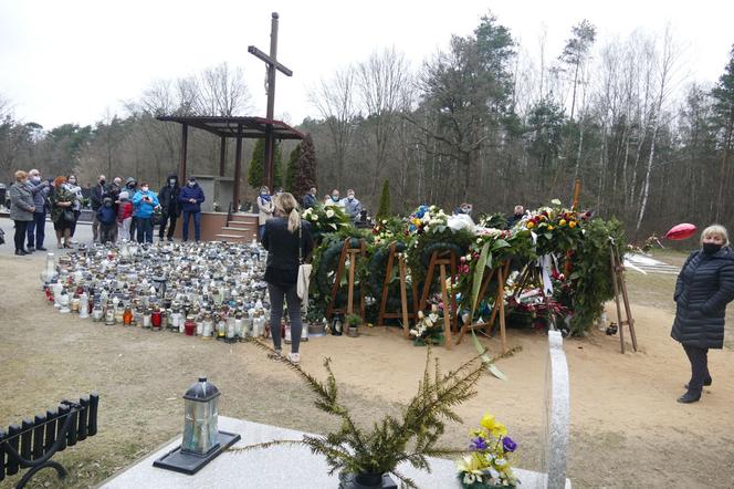 Fani pielgrzymują do grobu Krzysztofa Krawczyka