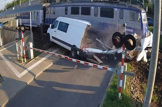 Dostawczak wjechał pod pociąg! Ogromne utrudnienia na kolei