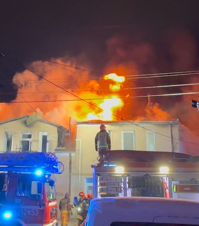 Nocny pożar w Falenicy. Strażacy walczyli z ogniem do rana