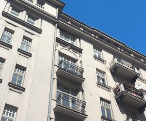 „Marzę, żeby się ogrzać przed śmiercią”. Mieszkańcy kamienicy w centrum Warszawy żyją bez centralnego ogrzewania