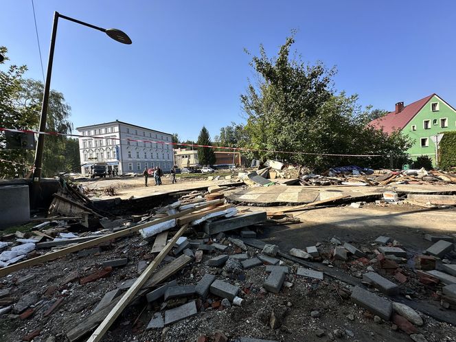 Stronie Śląskie strażacy szukają ludzi w samochodach i budynkach