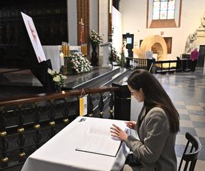 Warszawa żegna papieża Franciszka. Poruszające wpisy w Archikatedrze 