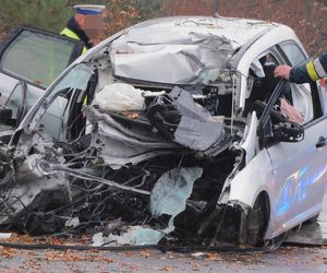 Po uderzeniu w drzewo, z auta wypadł silnik. Kierowca nie miał szans. Zginął na miejscu