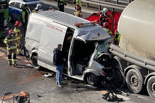 Zderzenie busa z cysterną. Ekspresówka całkowicie zablokowana